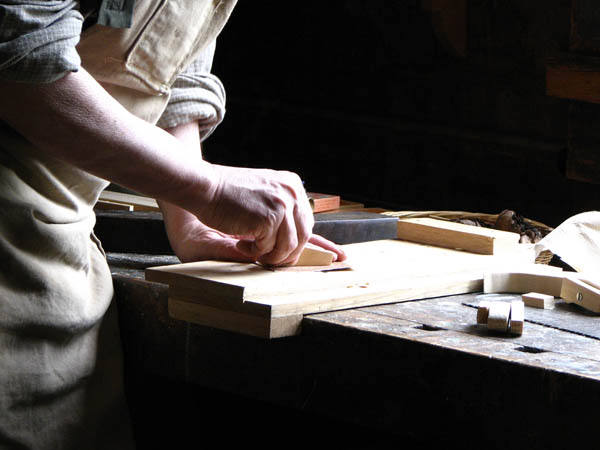 Ofrecemos un servicio de <strong>carpintería  de madera y ebanistería en Adiós</strong> adaptado a las necesidades del <strong>cliente</strong>.